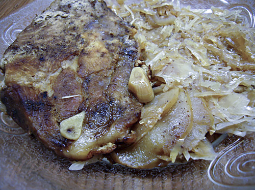 Свиная шейка, запеченная с капустой и яблоками