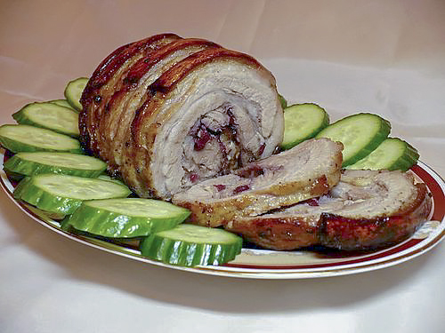 Свиной рулет с брусникой