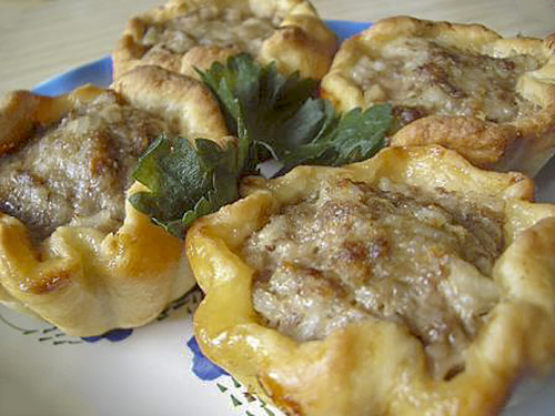 Корзиночки из картофельного теста с мясной начинкой