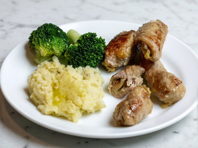 Свиные рулетики с яблоками и сыром