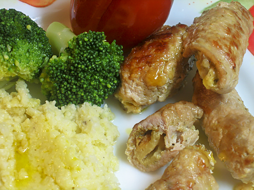 Свиные рулетики с яблоками и сыром