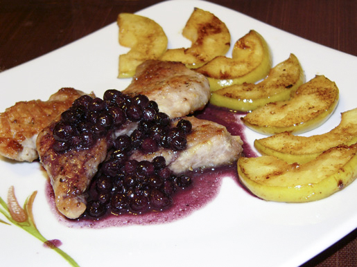 Медальоны из свинины в черничном соусе