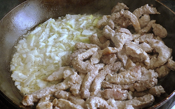 Поджарка из свинины с яблоками