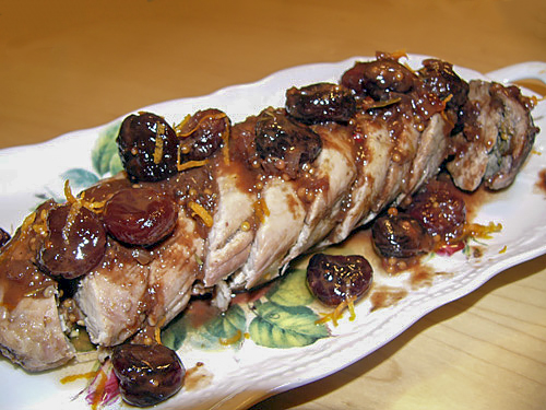 Запеченная свинина в соусе из сушеной вишни и апельсинового сока