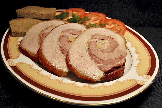 Пряный рулет из свинины