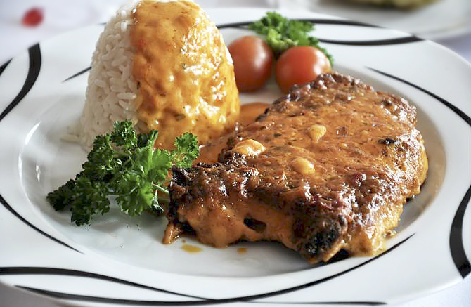 Свиные отбивные под цыганским соусом (Zigeunerschnitzel)