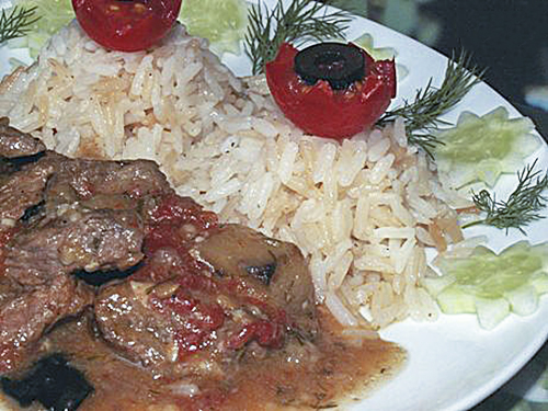 Тушеное мясо с баклажанами и помидорами