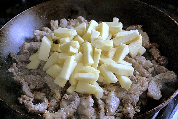 Поджарка из свинины с яблоками
