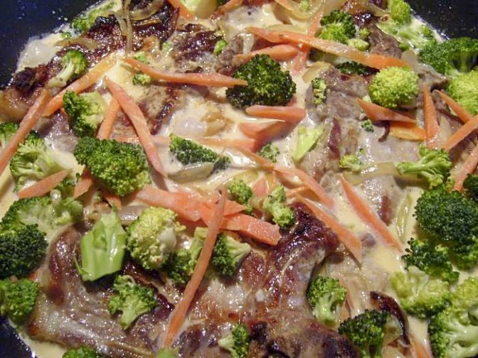 Свиные отбивные с овощами под сливочным соусом