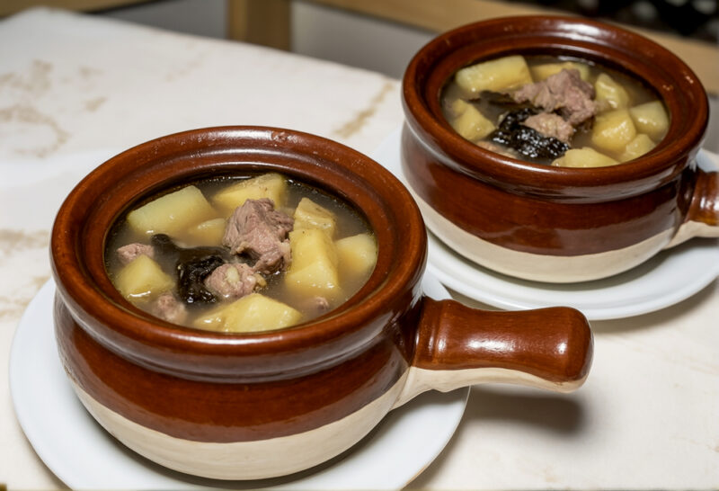 Мясо, тушенное с картофелем, яблоками и черносливом в горшочках
