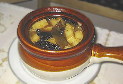 Мясо, тушенное с картофелем, яблоками и черносливом в горшочках