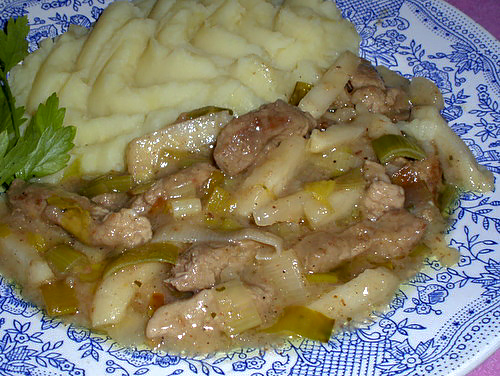 Поджарка из свинины с яблоками