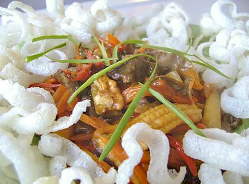 Маринованная говядина с овощами и хрустящей лапшой