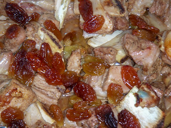 Tелячьи рёбрышки с изюмом