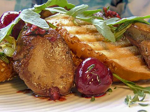 Куриная печень под вишневым соусом