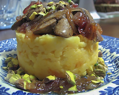 Куриная печень с джемом из красного лука и фисташками