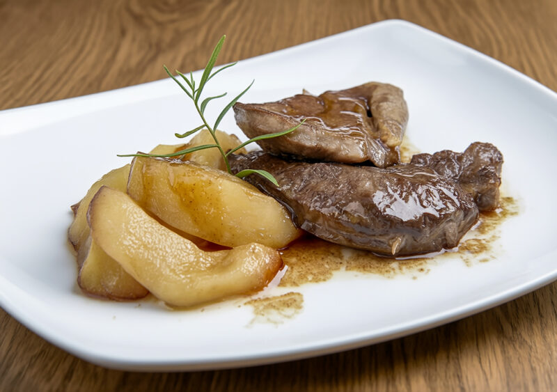 Печень с яблоками под карамельным соусом