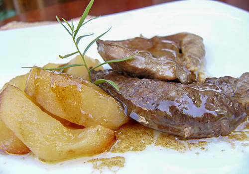 Печень с яблоками под карамельным соусом