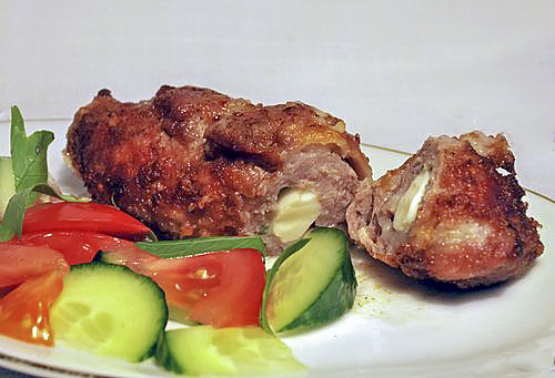 Рулетики из свинины с сыром и яйцом
