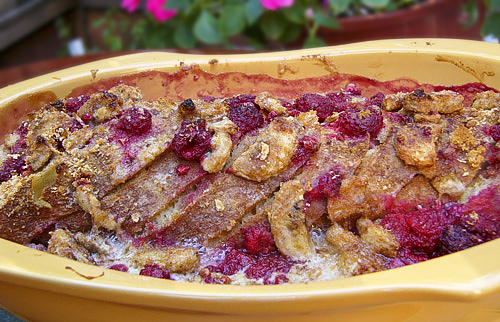 Хлебный пудинг с ягодами и бананами