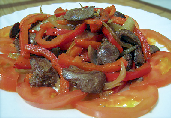 Тёплый салат из куриной печени с болгарским перцем