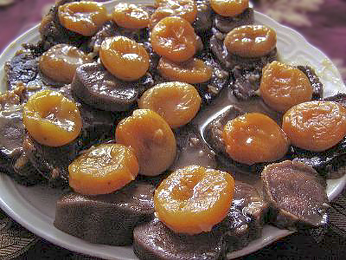 Язык с курагой в медово-горчичном соусе