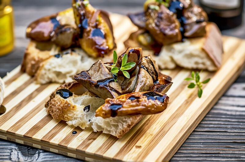 Кростини с куриной печенью и инжиром