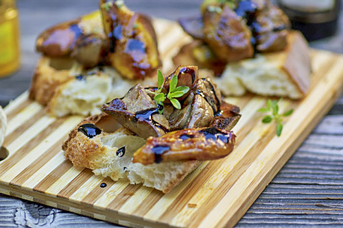 Кростини с куриной печенью и инжиром