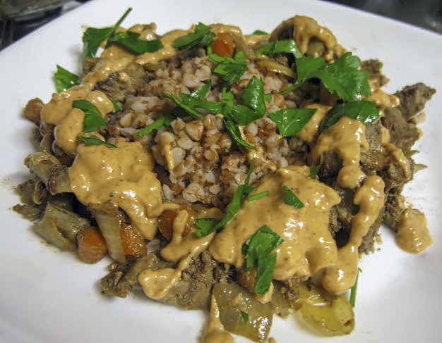 Куриная печень с баклажанами в арахисовом соусе