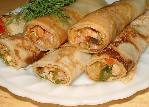 Блинчики с копченой курицей и ананасами