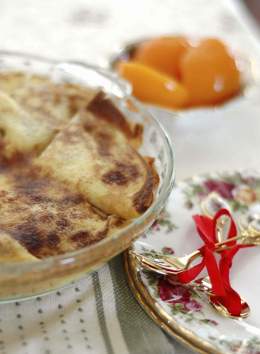 Блинчики с миндальной начинкой с персиками под соусом сабайон