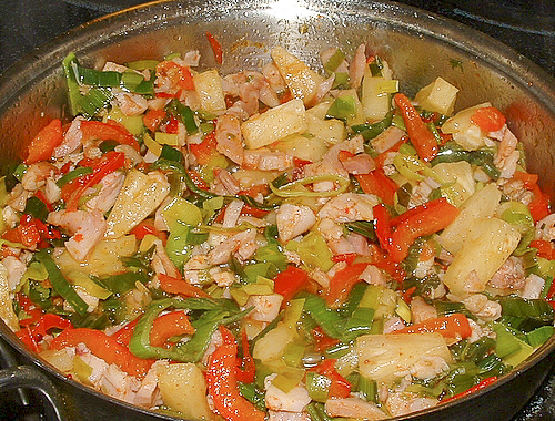 Блинчики с копченой курицей и ананасами