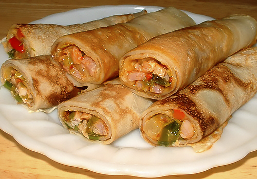 Блинчики с копченой курицей и ананасами