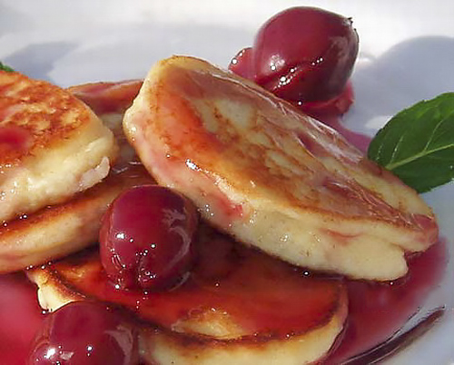 Оладьи из рикотты с вишневым соусом