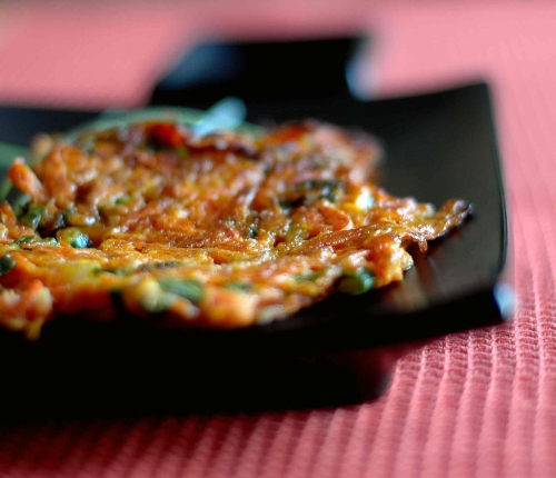 Морковные фриттеры с зеленым луком и имбирем