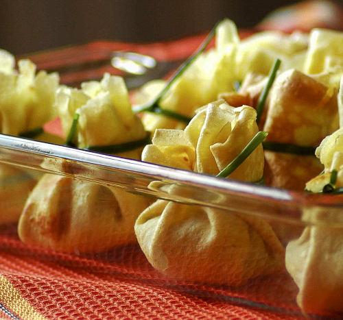 Узелки с рикоттой и шпинатом под соусом бешамель