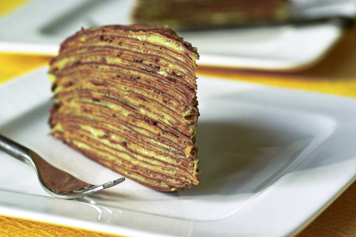 Торт из шоколадных блинов с заварным кремом и чаем матча