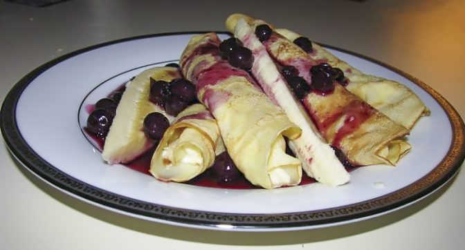 Блинчики с лимоном и рикоттой под соусом из голубики