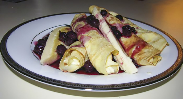 Блинчики с лимоном и рикоттой под соусом из голубики