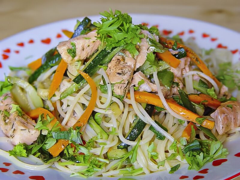 Паста с мидиями, лососем и овощами