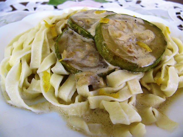 Паста с соусом из сливок, цуккини и лимона