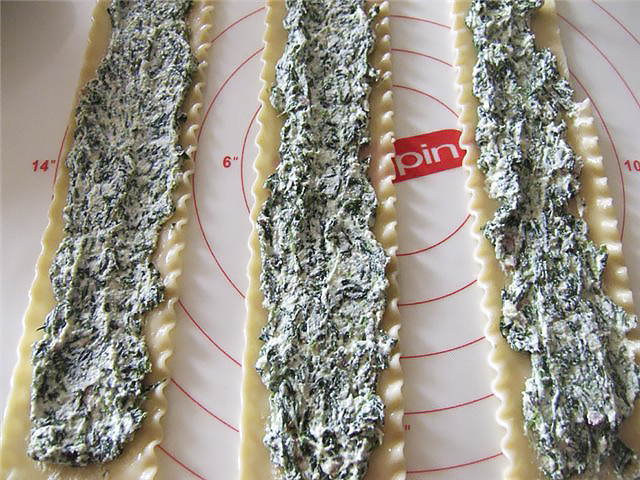 Паста, фаршированная рикоттой и шпинатом, под соусом бешамель