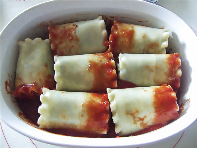 Паста, фаршированная рикоттой и шпинатом, под соусом бешамель