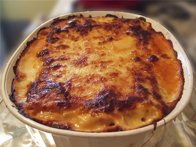 Паста, фаршированная рикоттой и шпинатом, под соусом бешамель