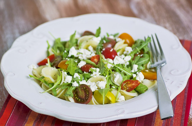 Теплый салат с орекьетте и помидорами черри