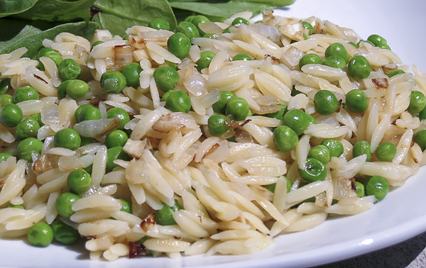 Плов из орзо, зеленого горошка и пармезана