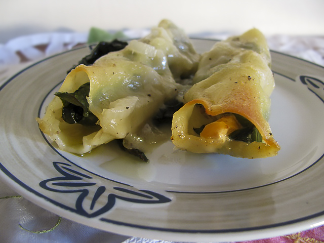 Каннеллони с лососем и мангольдом