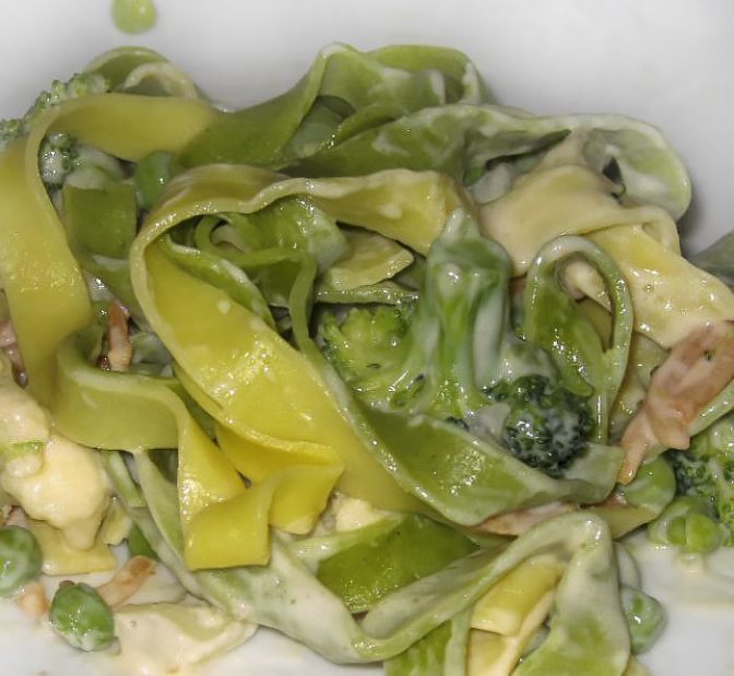 Паста с овощами с соусом Альфредо