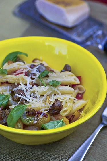 Паста с сальсиччей, помидорами черри и пармезаном