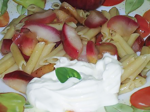 Теплый салат из пасты с яблоками